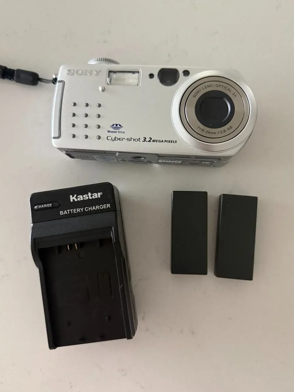 Sony Cyber-shot DSC-P5 3.2MP Digital Camera Tested w/ Charger 3 Batteries Case